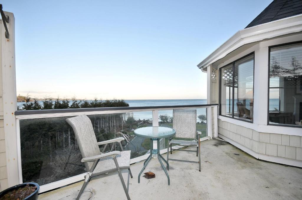 The Lodge At Weir'S Beach Metchosin Экстерьер фото